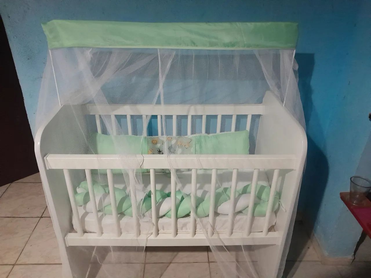 Vendo mini berco completo com colchão e enxoval  - Foto 4