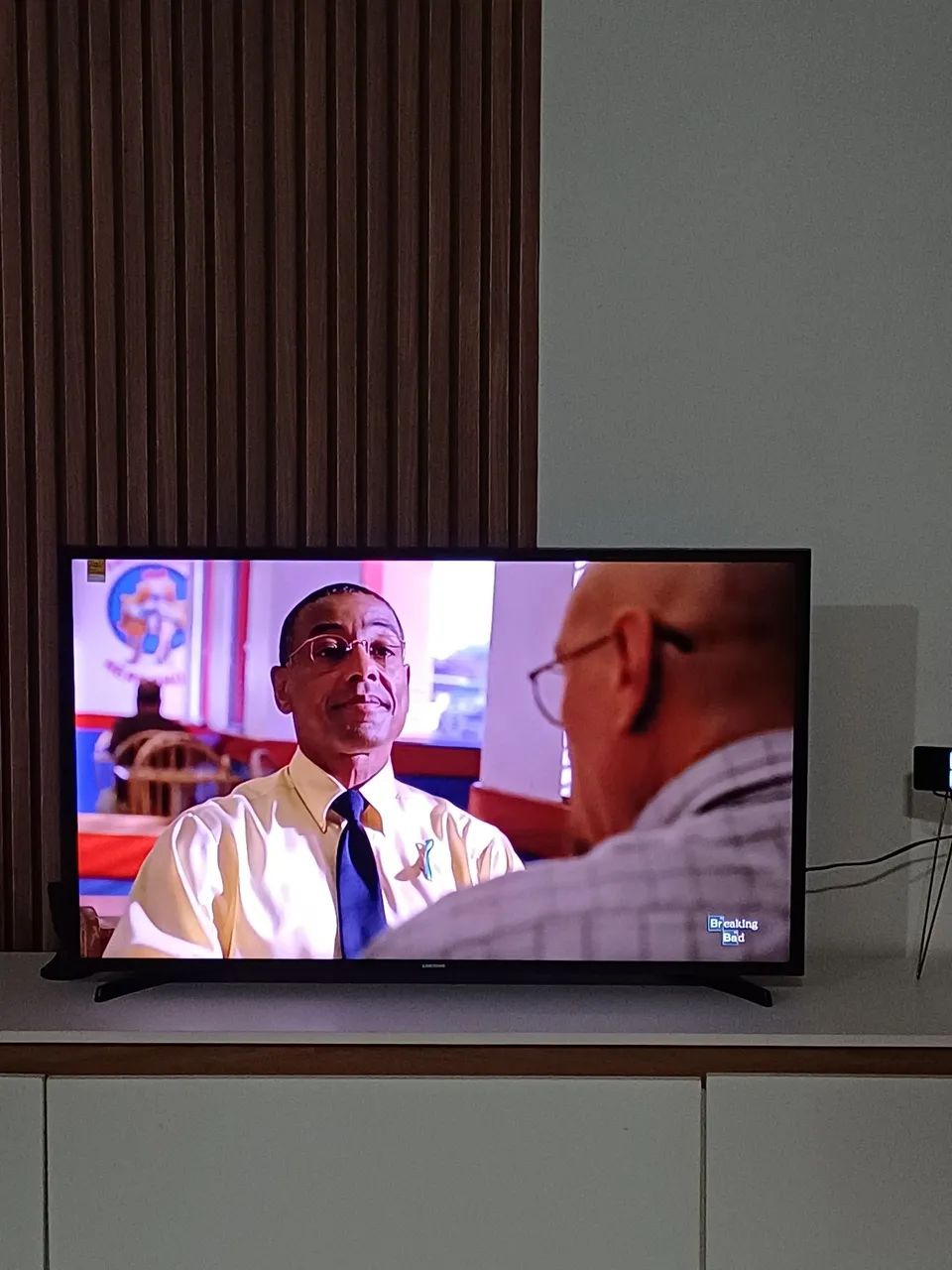 Smart tv 43 polegadas, com leve trinco no canto - Foto 3