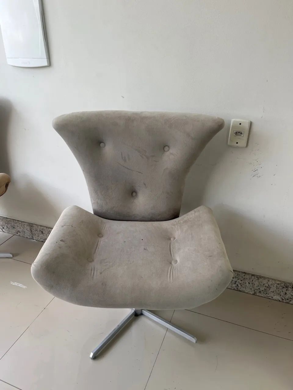 Par de Poltronas Decorativas Bege com Base Metálica - Usadas - Foto 4