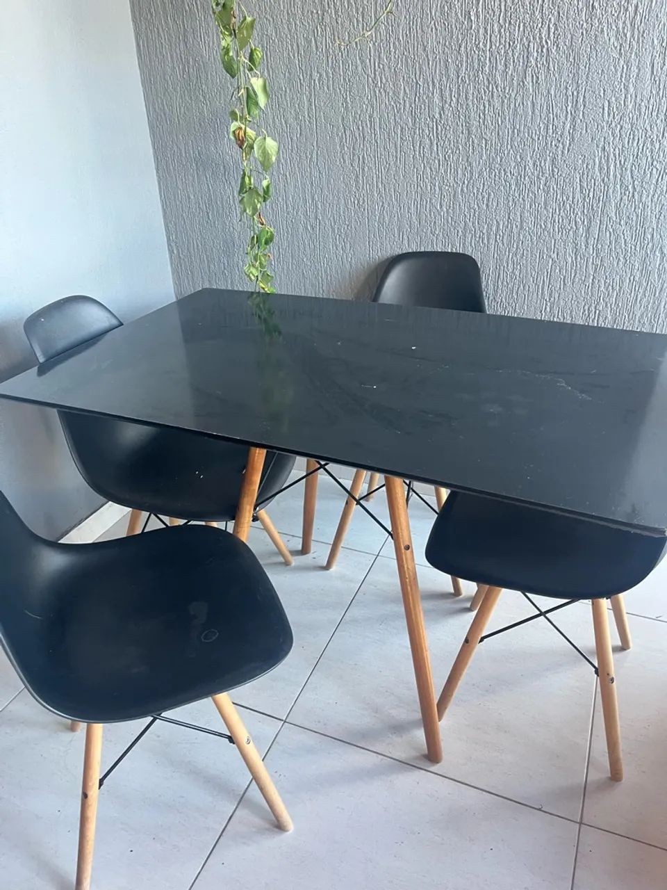 Mesa 4 cadeiras preta Eames Eiffel retangular 