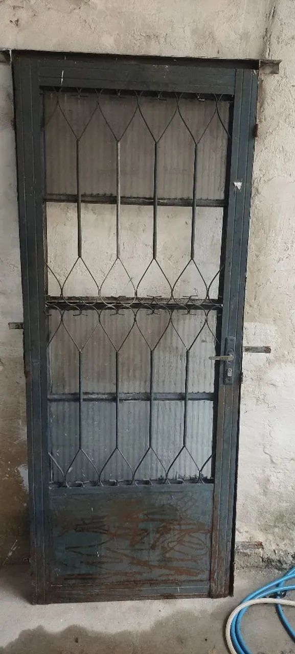 PORTA DE FERRO COM VIDRO