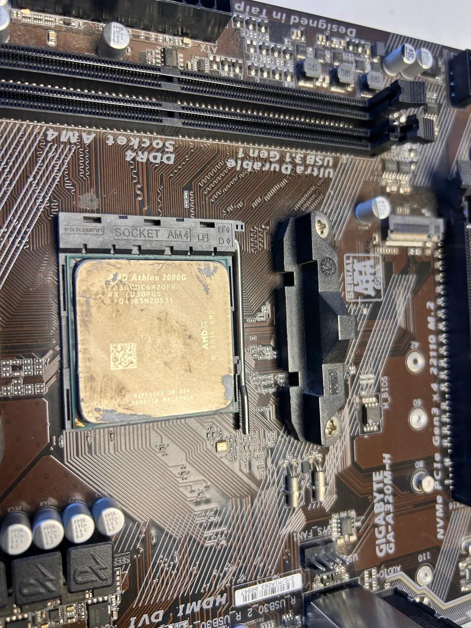 AMD Athlon 3000G + placa mãe gigabyte A320