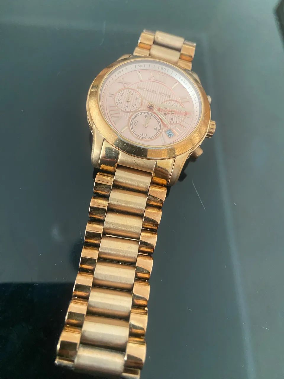 Relógio MK dourado feminino 