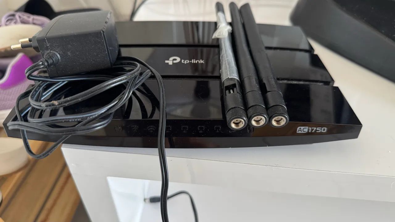 TP-Link AC1750 (linha Archer C7) com 3 antenas externas e fonte original.