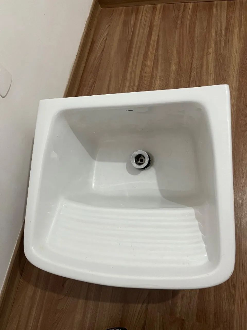 Laundry sink