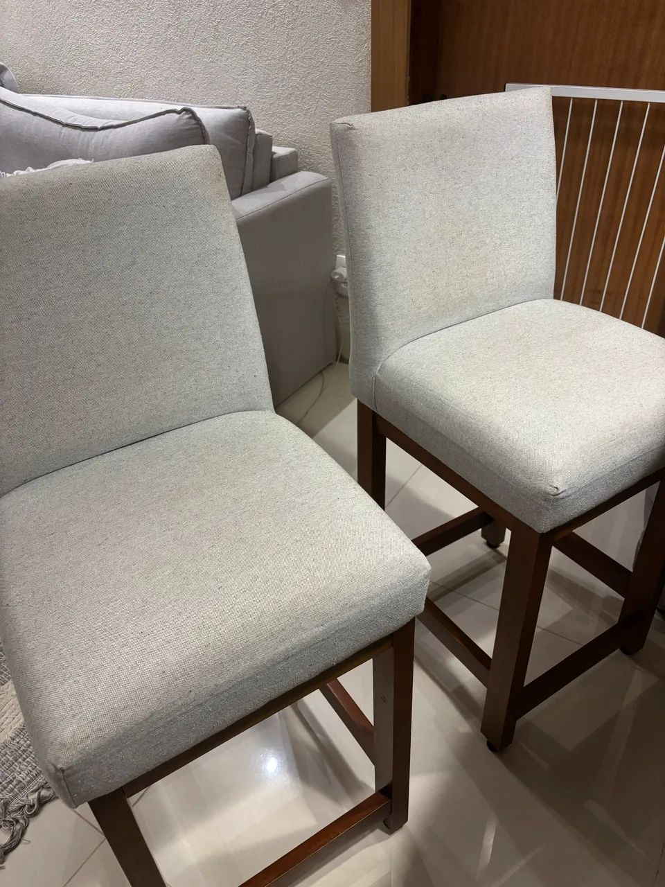 Kit duas banquetas de linho com madeira maciça 
