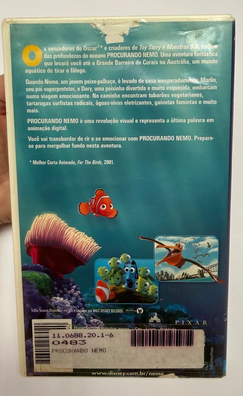 2 VHS Disney - Procurando Nemo + A Espada Era a Lei - Foto 2