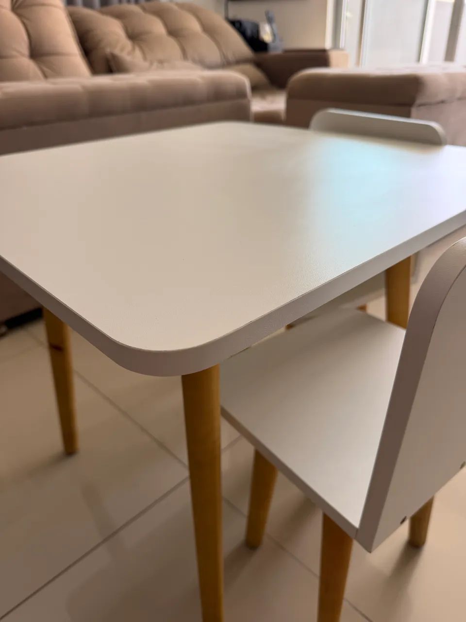 Vendo mesa infantil com 2 cadeiras  - Foto 2