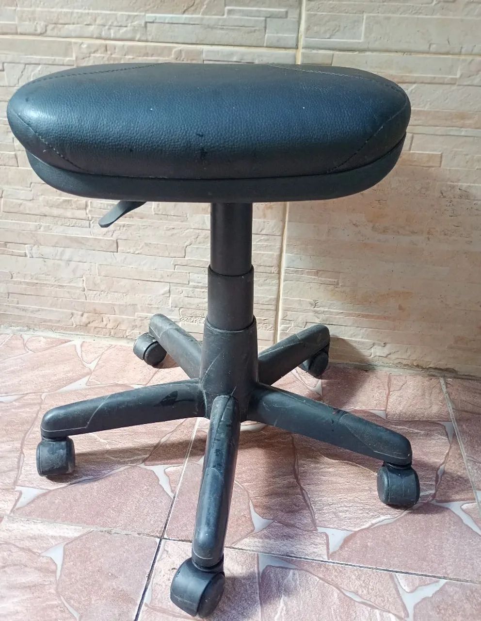 Cadeira de Escritório / Mocho Giratória com Rodinhas (Usada) - Foto 2