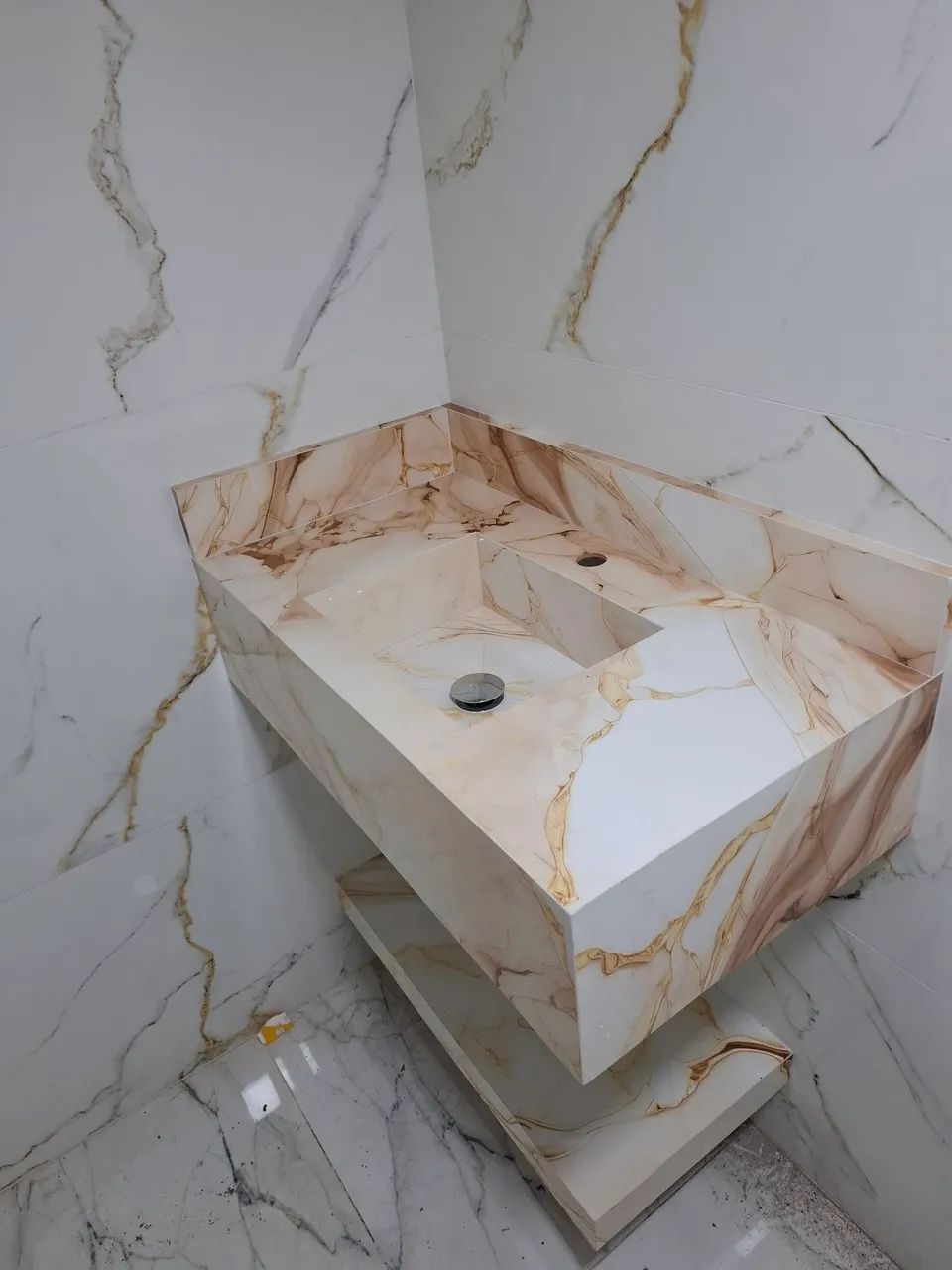 Lavatórios em porcelanato sob medida 