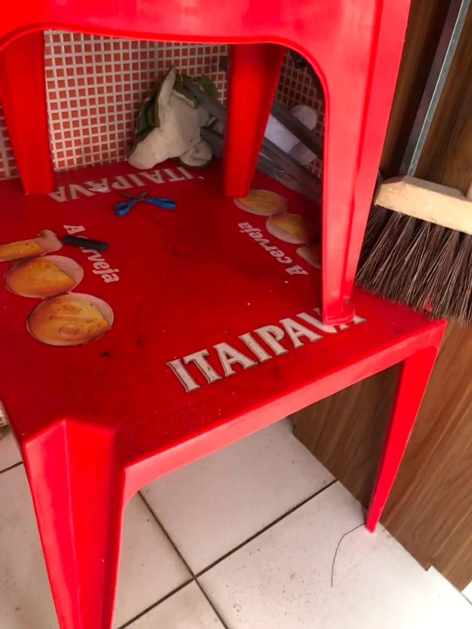 Mesa de plástico com 3 cadeiras