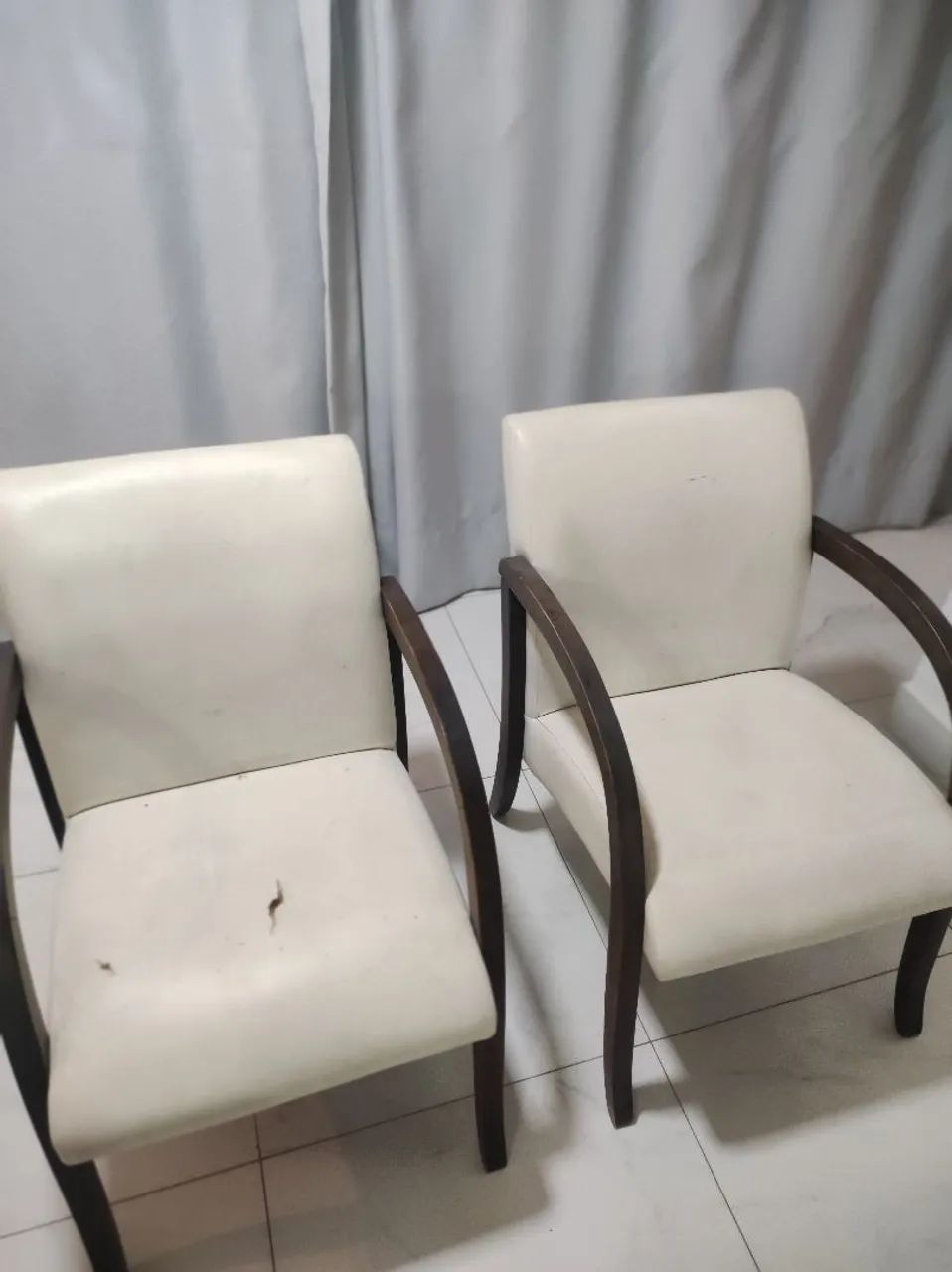 Vendo 2 Poltronas de couro branco com pés em madeira