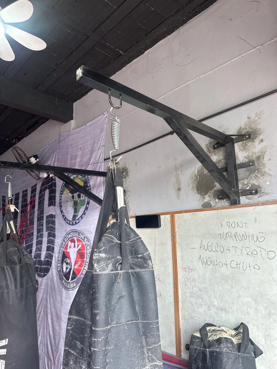 Suporte de parede para saco de pancada