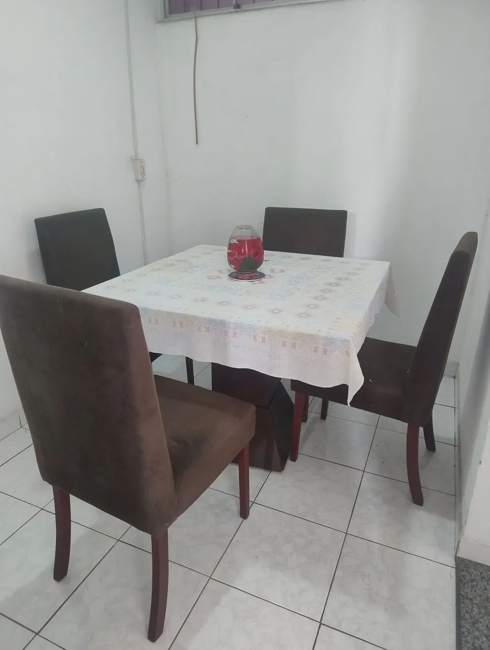 Mesa tampo de vidro com quatro cadeiras 