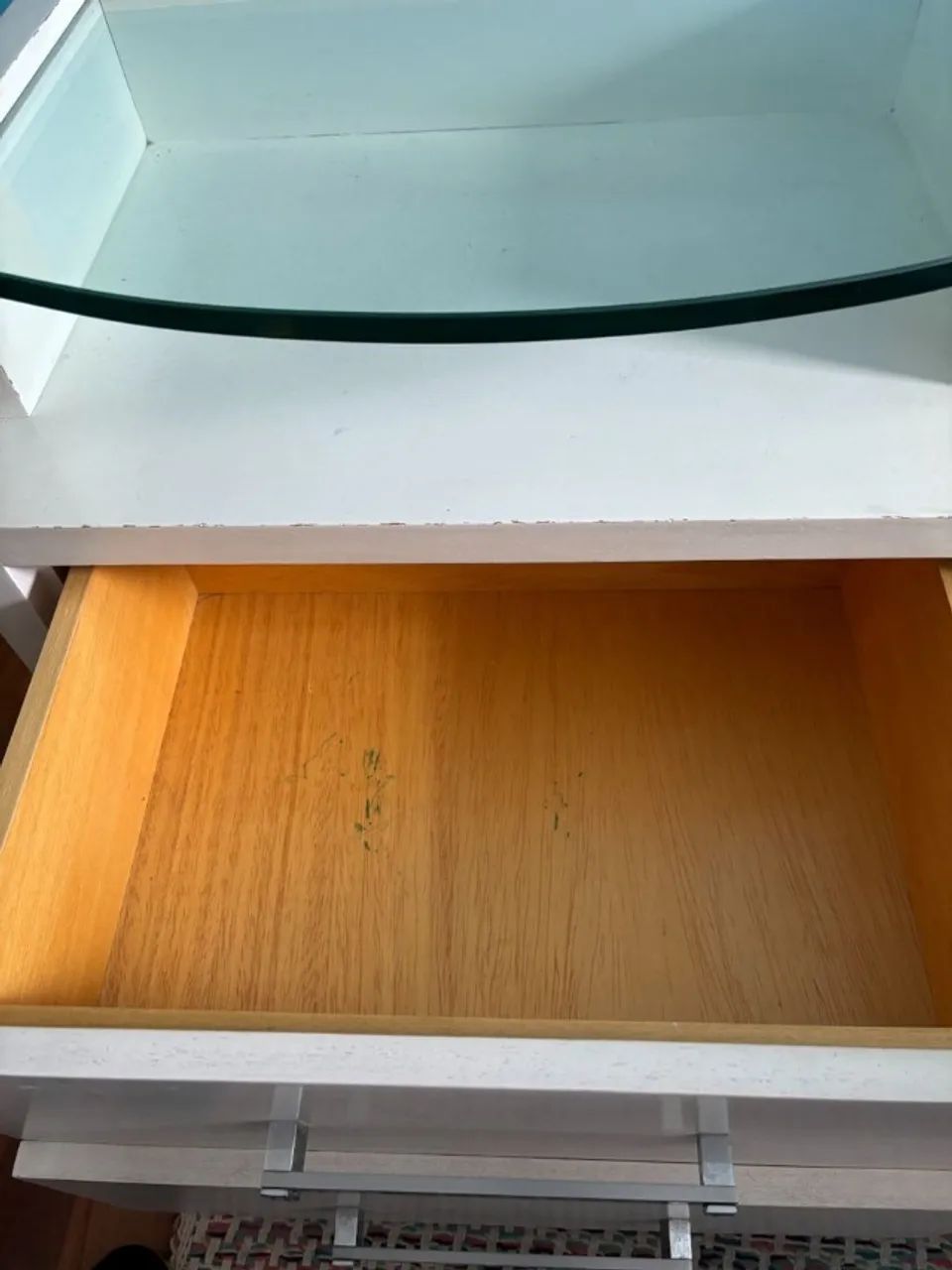  Mesa Cabeceira com Tampo de Vidro Curvo  (Madeira maciça)  - Foto 4