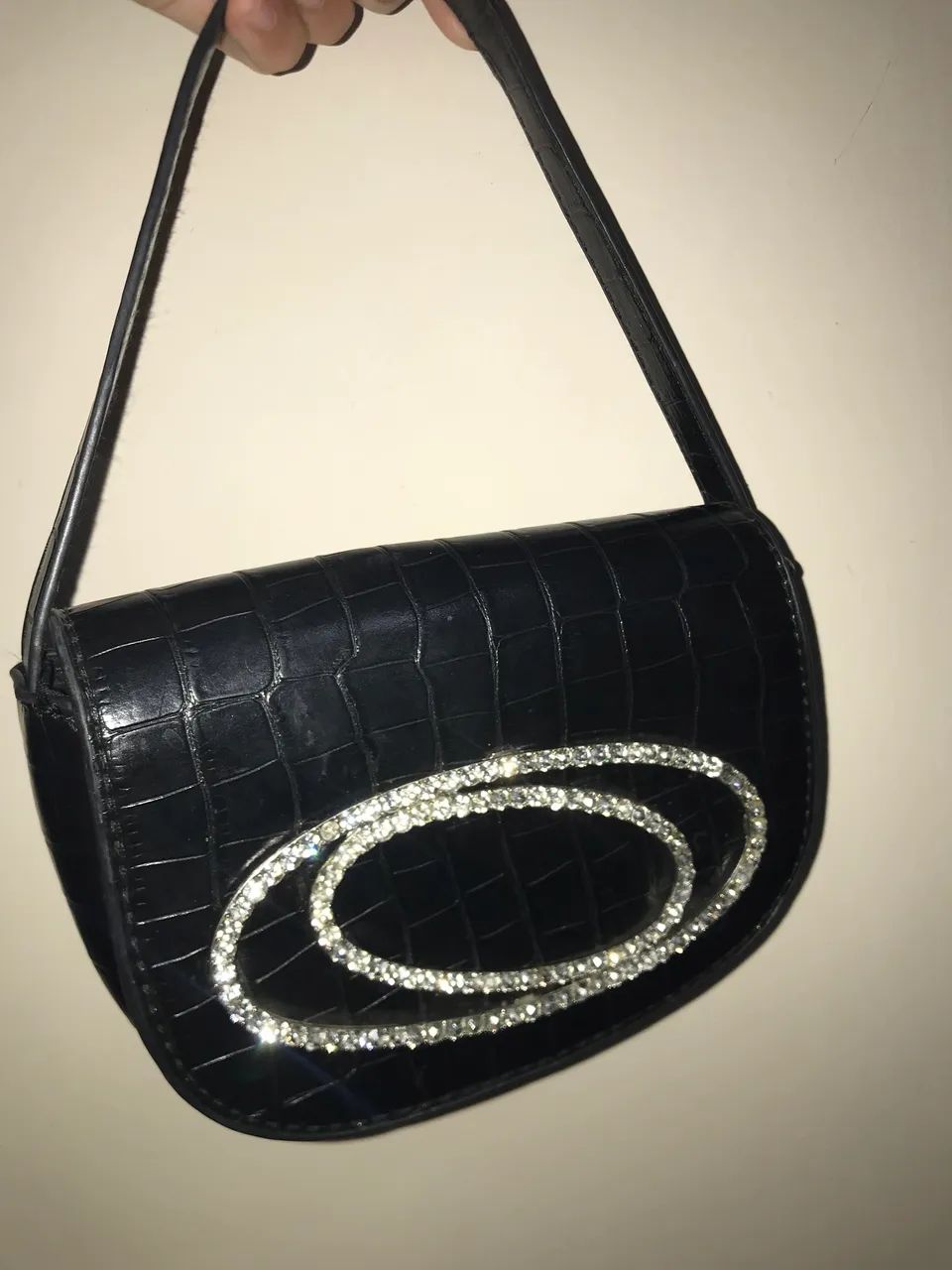 Bolsa preta detalhada com strass prateado  - Foto 5