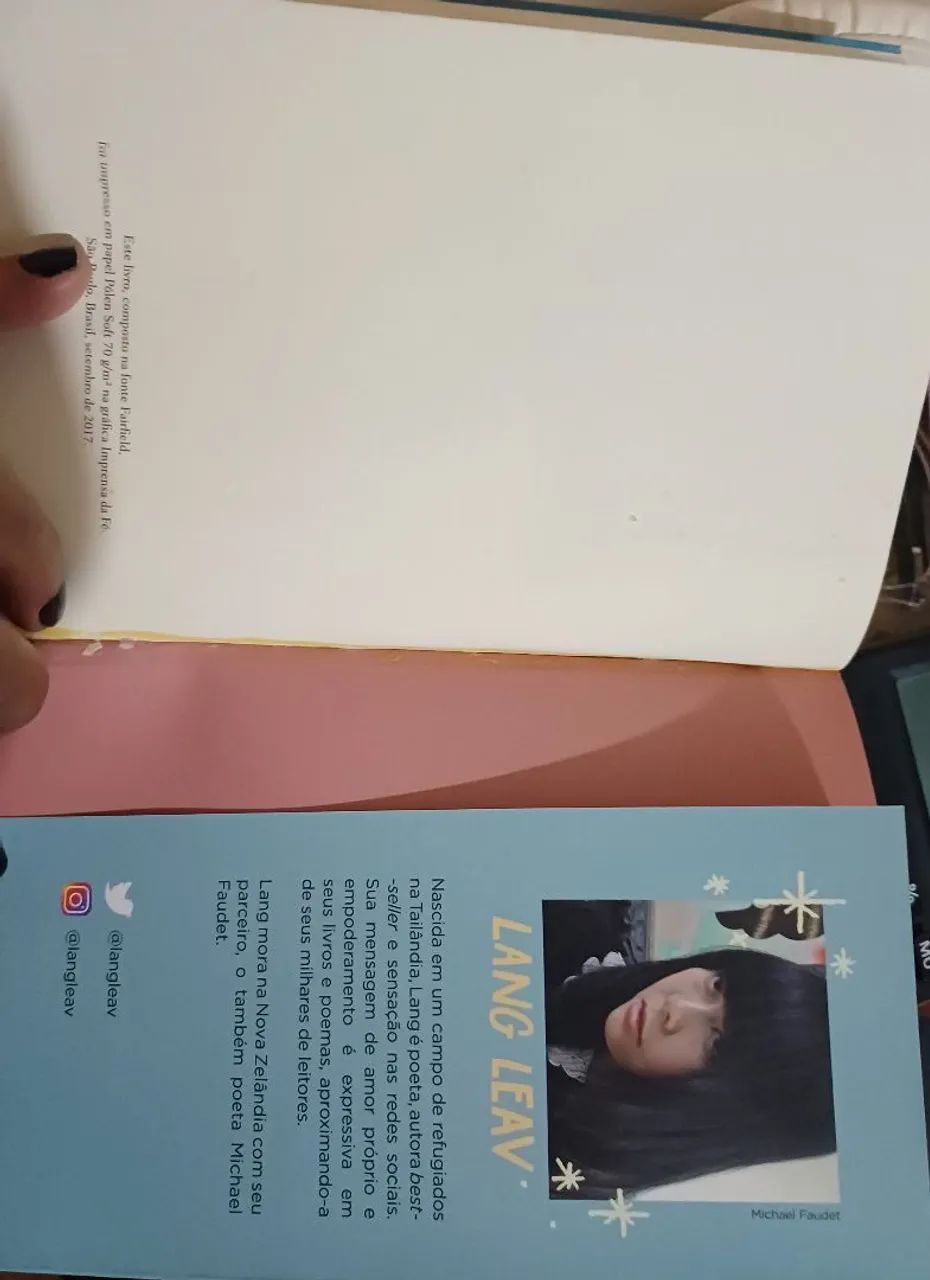 Livro Garotas Tristes de Lang Leav - Foto 4