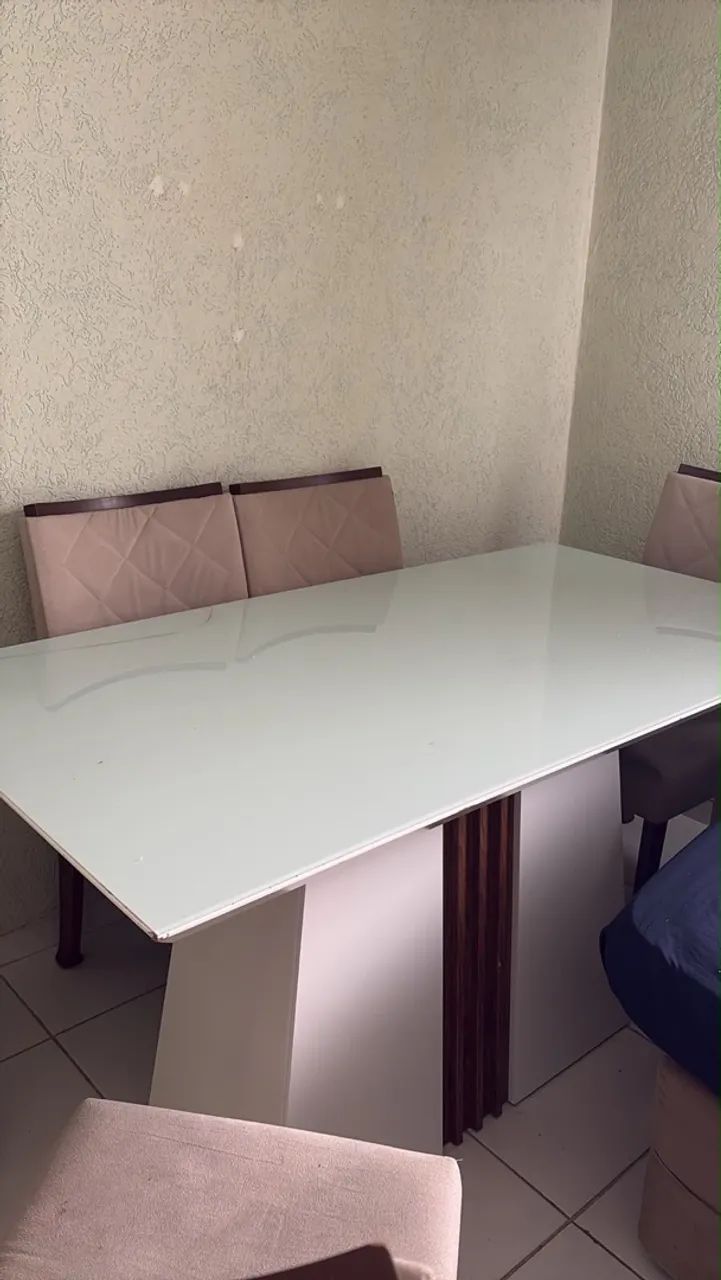 Mesa de vidro com cadeiras