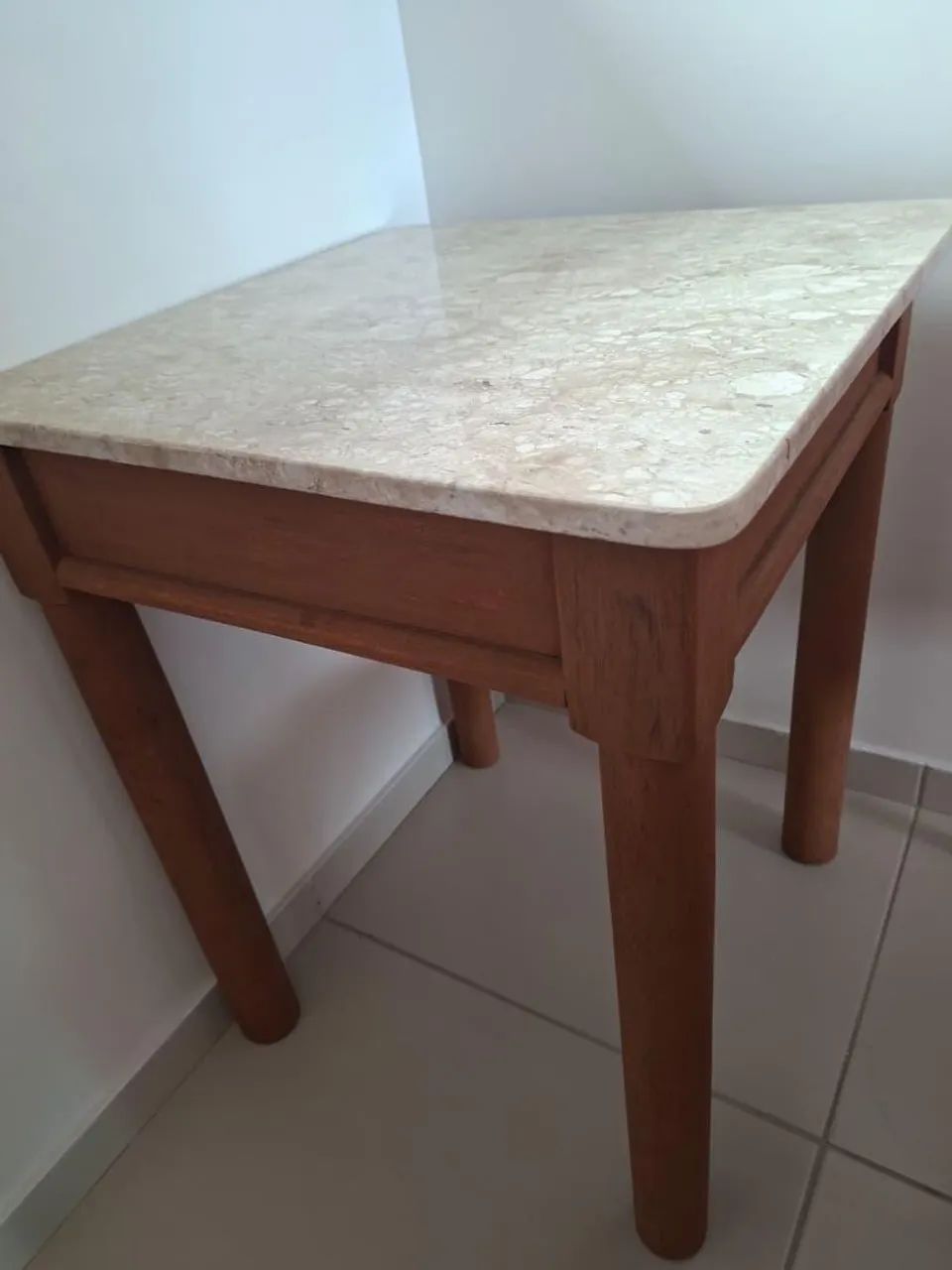 Mesa de madeira com pedra travertino