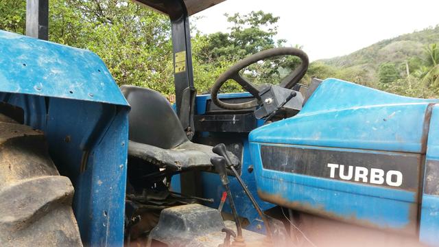 Trator agricola traçado NH/Ford 2005 - Foto 5