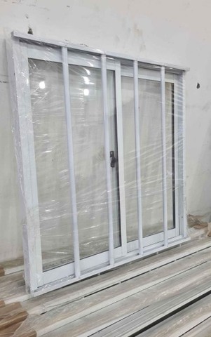 Janela de Alumínio branca 60 x 60 cm com Vidros e grade lacrada  - Foto 3