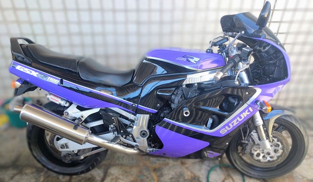 SUZUKI GSXR 1100W A MOTO DO SÉCULO