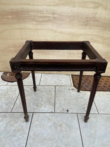 Mesa Lateral Estilo Luis Xvi Em Jacarandá