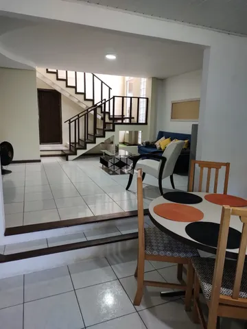 Casa com 05 quartos/dormitórios no bairro Estreito, em Florianópolis- SC