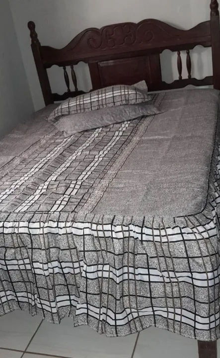 Colcha cobreleito tamanho casal padrão com babados e porta-travesseiros