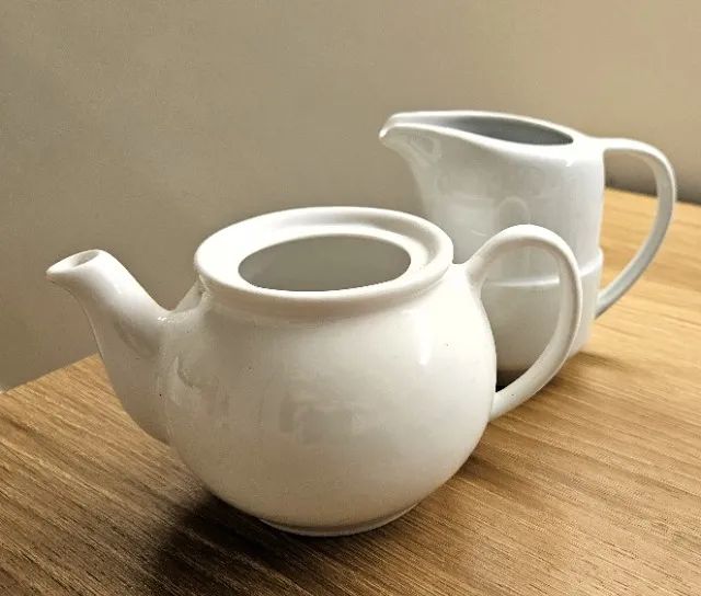 Kit Bule e Leiteira em porcelana pra chá - Lindo !