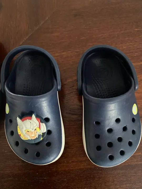 Sandálias Crocs tamanho C7 e 4c 5 - Foto 2