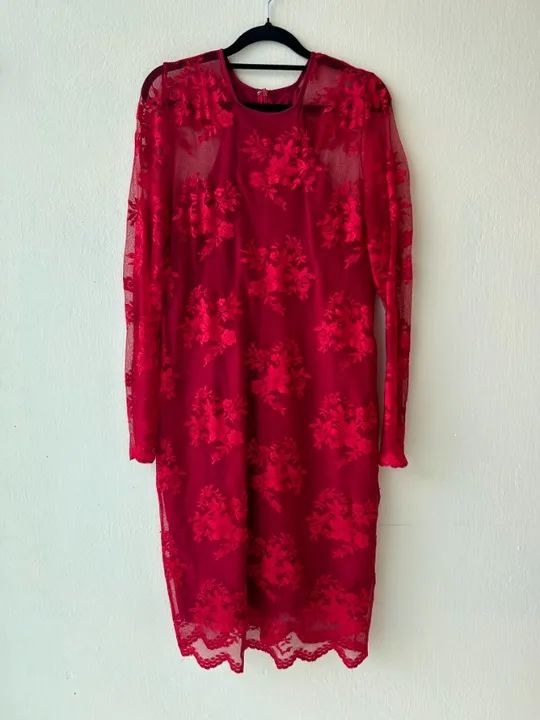 Vestido de renda, com forro, na cor vermelha, artesanal. tamanho 42.