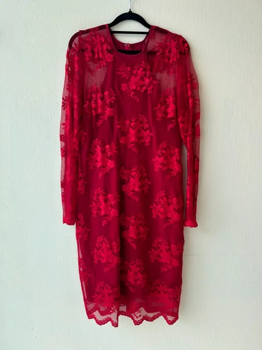 Vestido de renda, com forro, na cor vermelha, artesanal. tamanho 42.