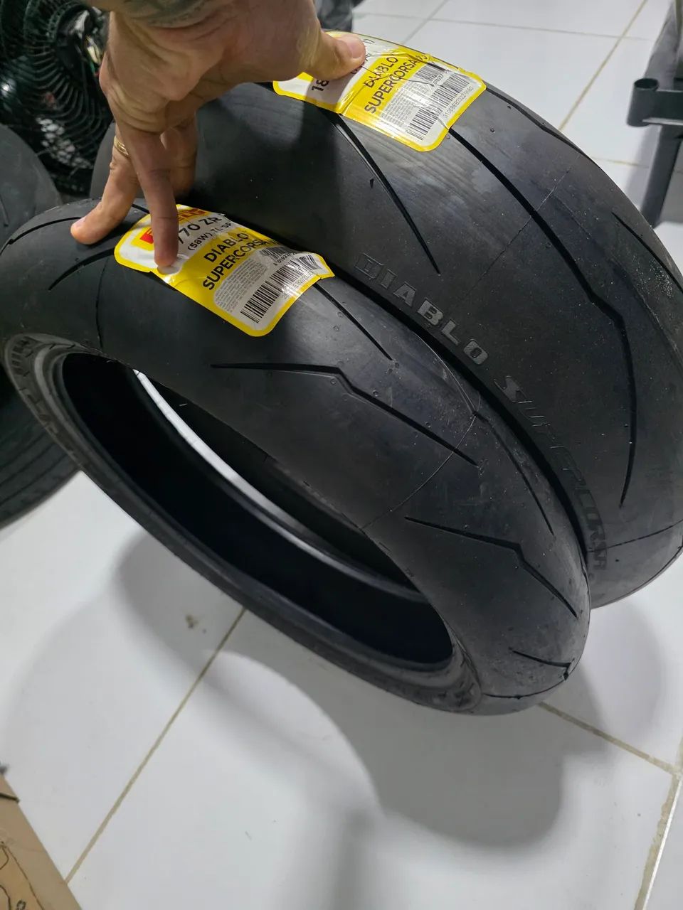 Pneus Pirelli Diablo Supercorsa V3 - 120/70 ZR17 e 180/55 ZR17 - Foto 4