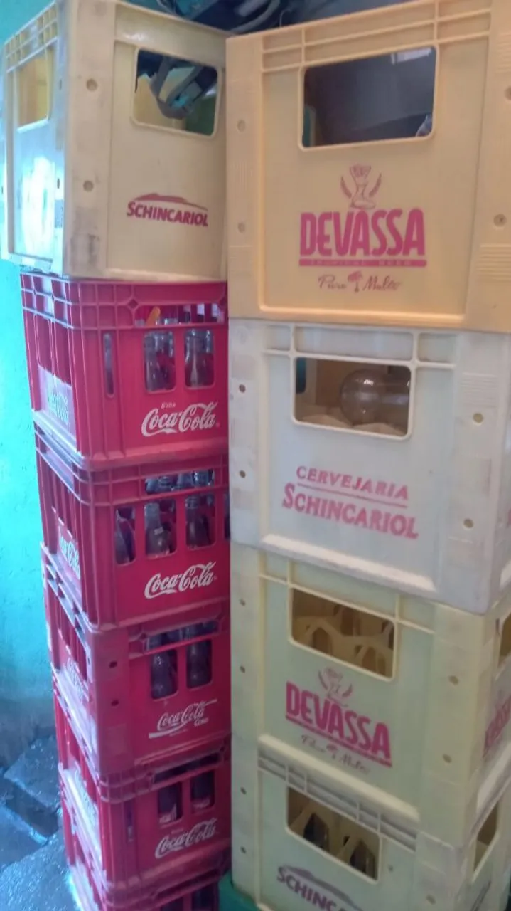 Caixas de cerveja e refrigerante diversas