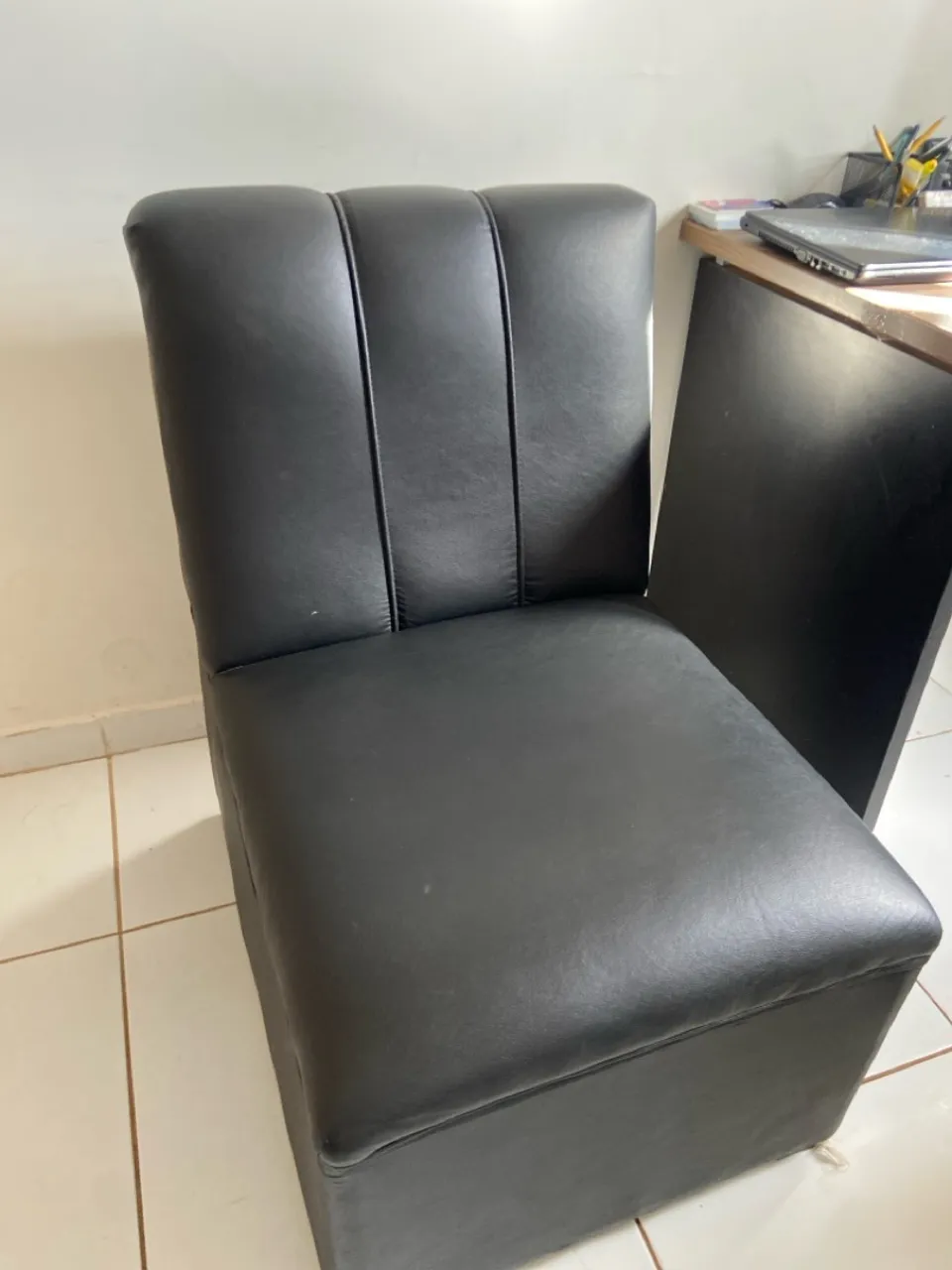 Poltrona preta elegante e confortável