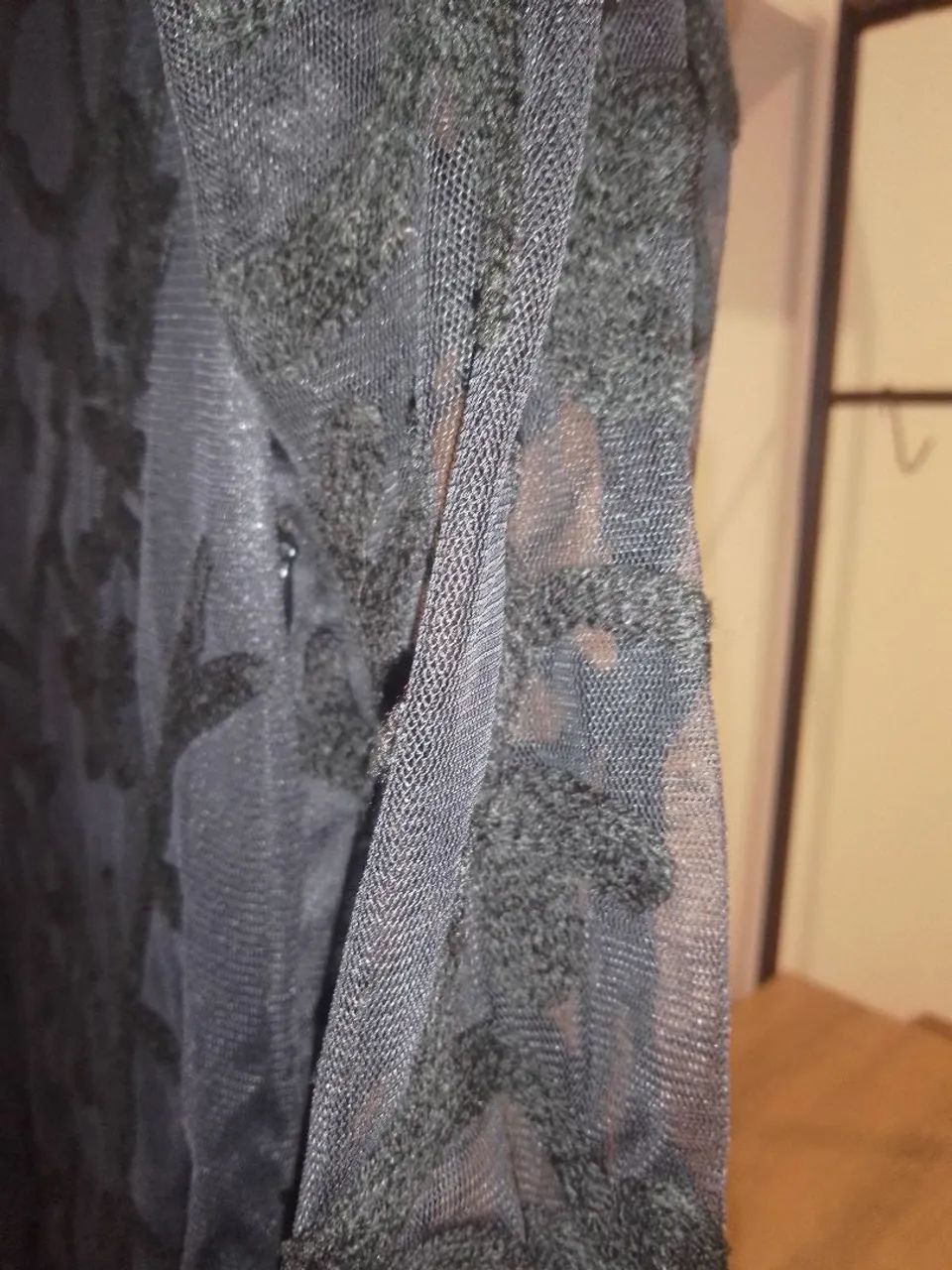 Vestido Preto com Bordado, mangas longas e decote nas costas  - Foto 4