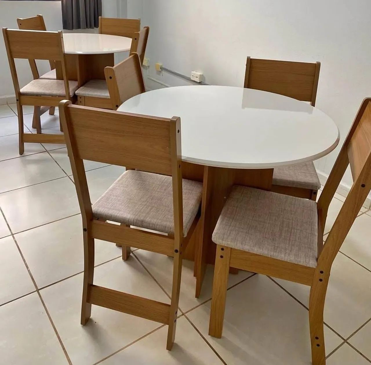 Mesa redonda 90x90 tampo MDF com 4 cadeiras 