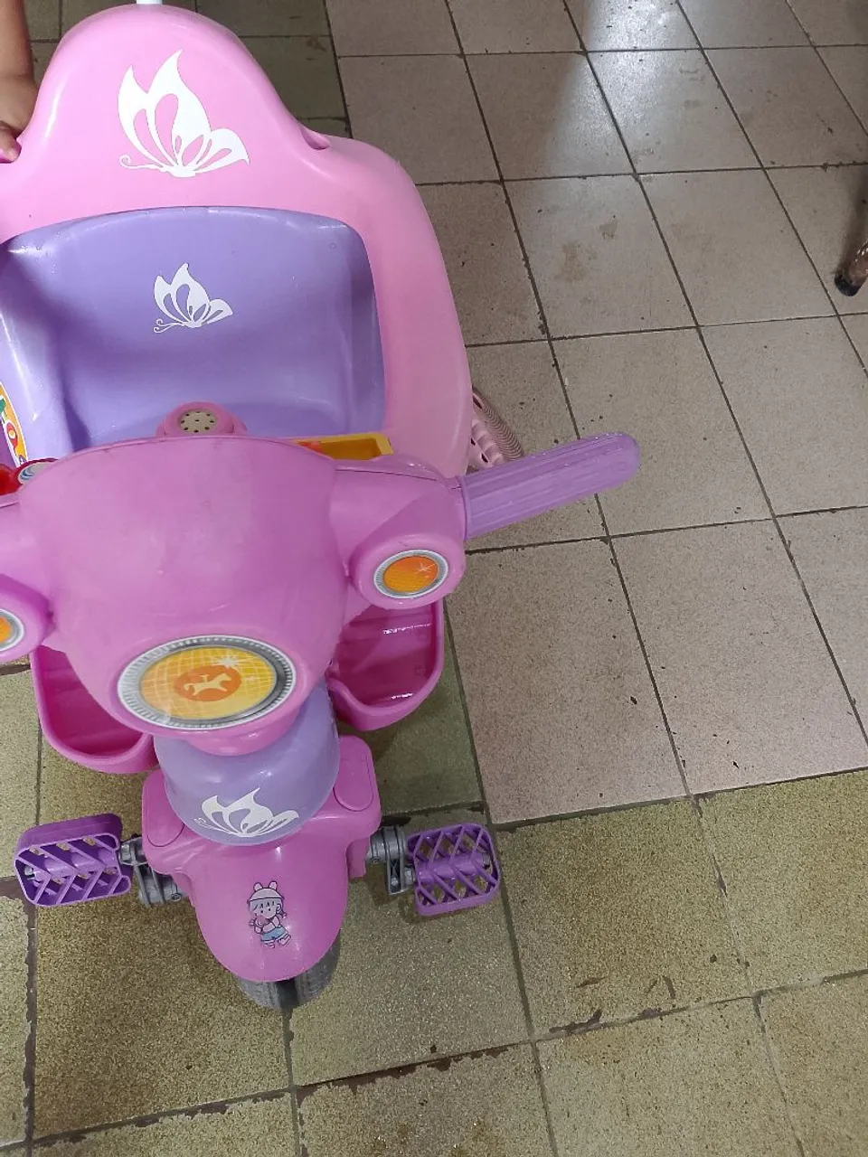 Triciclo Infantil Rosa com Design de Borboleta