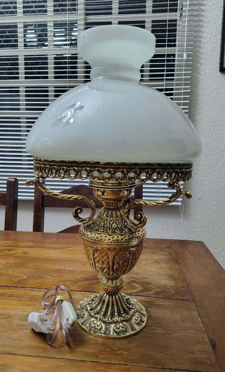 Abajur antigo em bronze maciço com cúpula de opalina branca - Foto 6