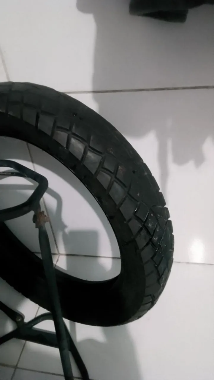 Pneu de moto com design diferenciado