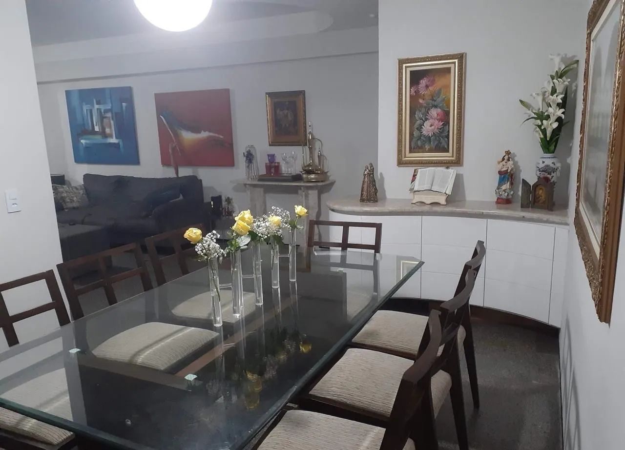 Mesa de jantar, com 8 cadeiras, base em madeira e tampo de vidro (2,0m x 1,0m)