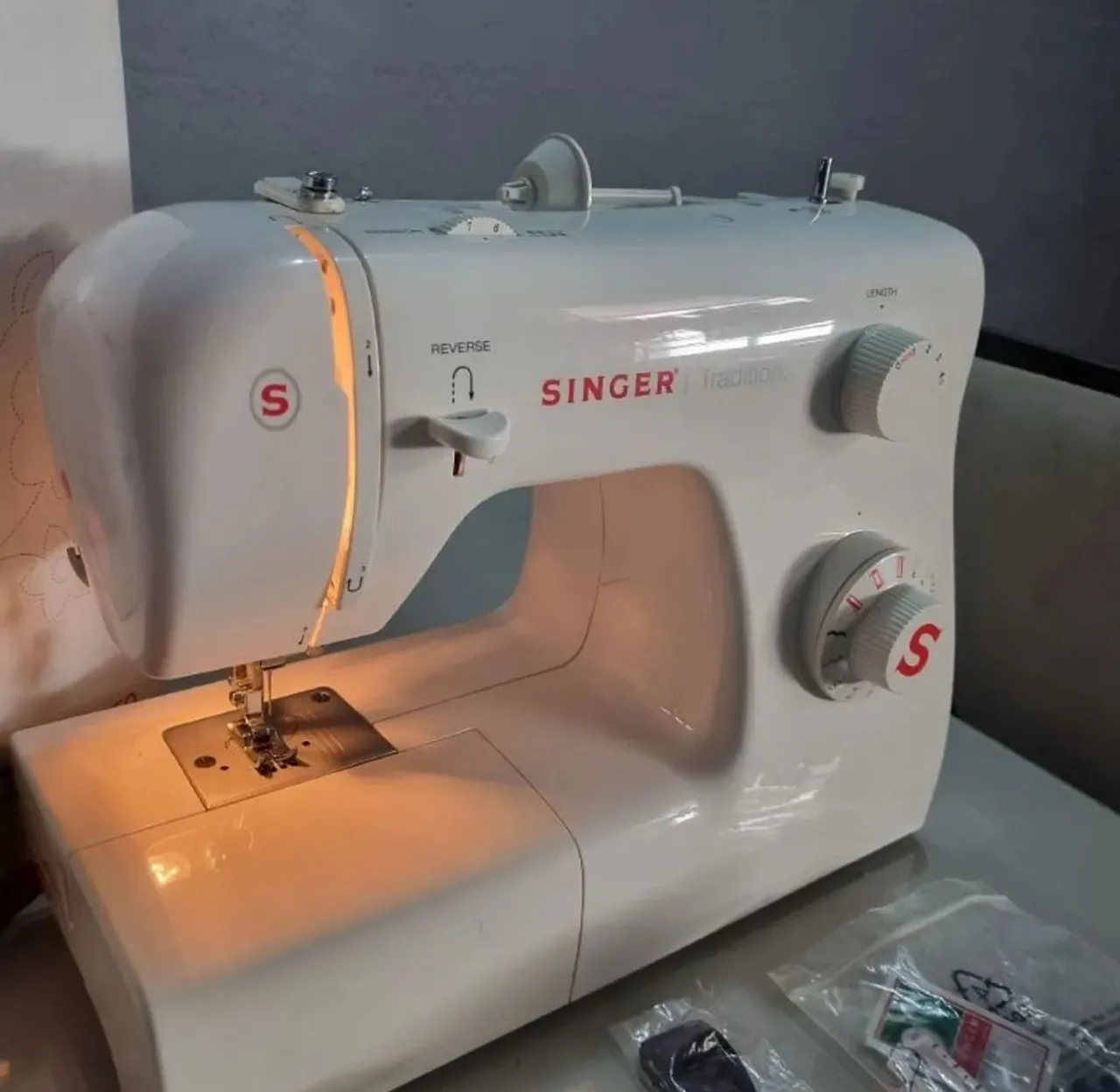 Máquina de Costura Singer 2250 Tradition (NOVA)