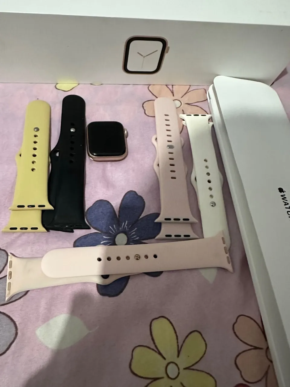 Apple Watch Series 4 com várias pulseiras