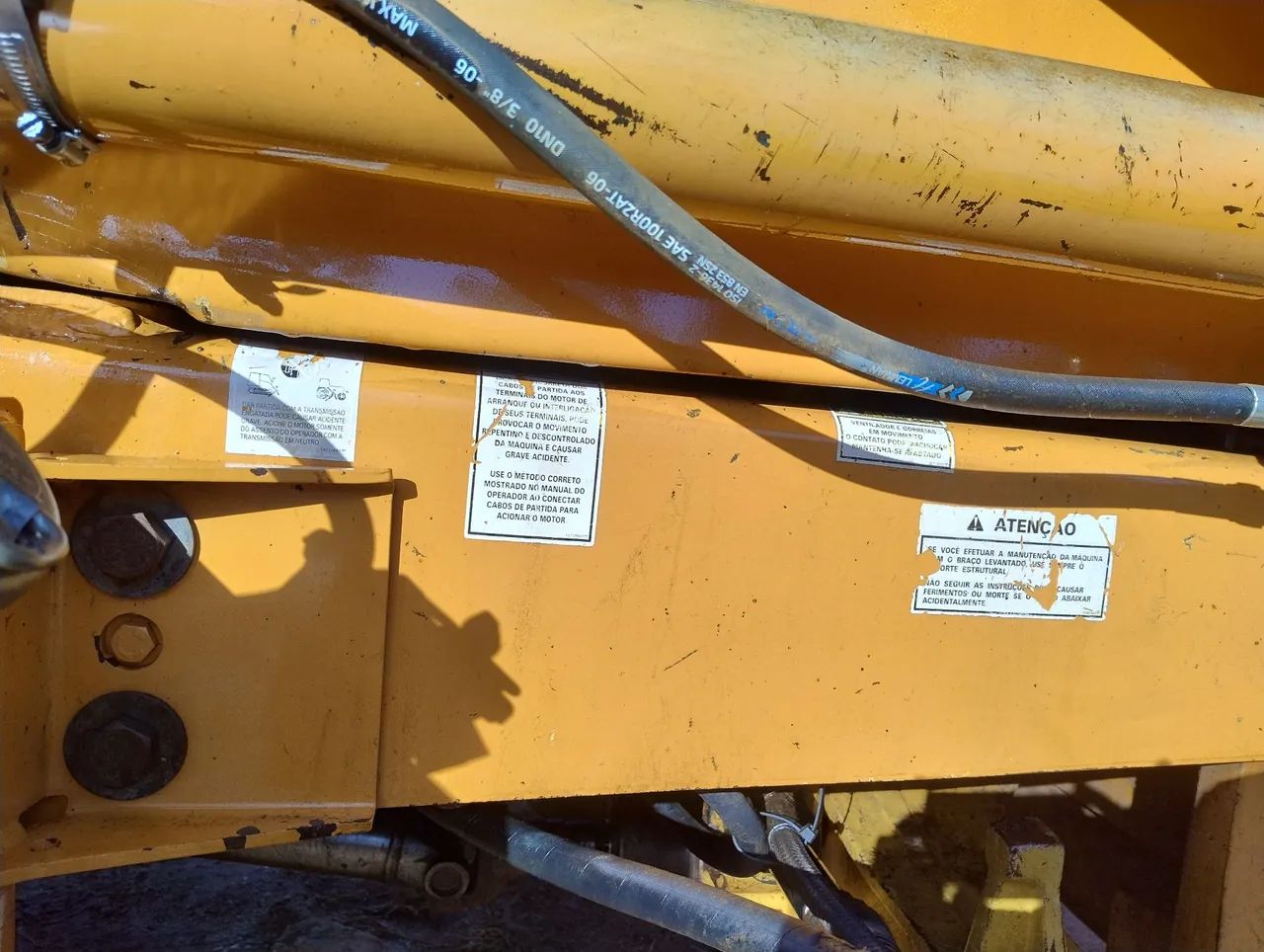 Retroescavadeira 580l  série 3 ano 2005 - Foto 5