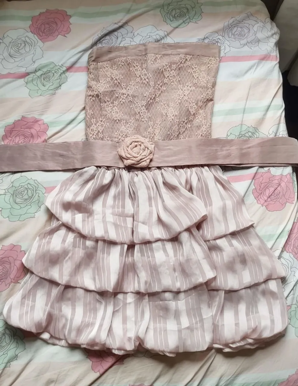 Vestido de Festa Rosa com Detalhes em Renda