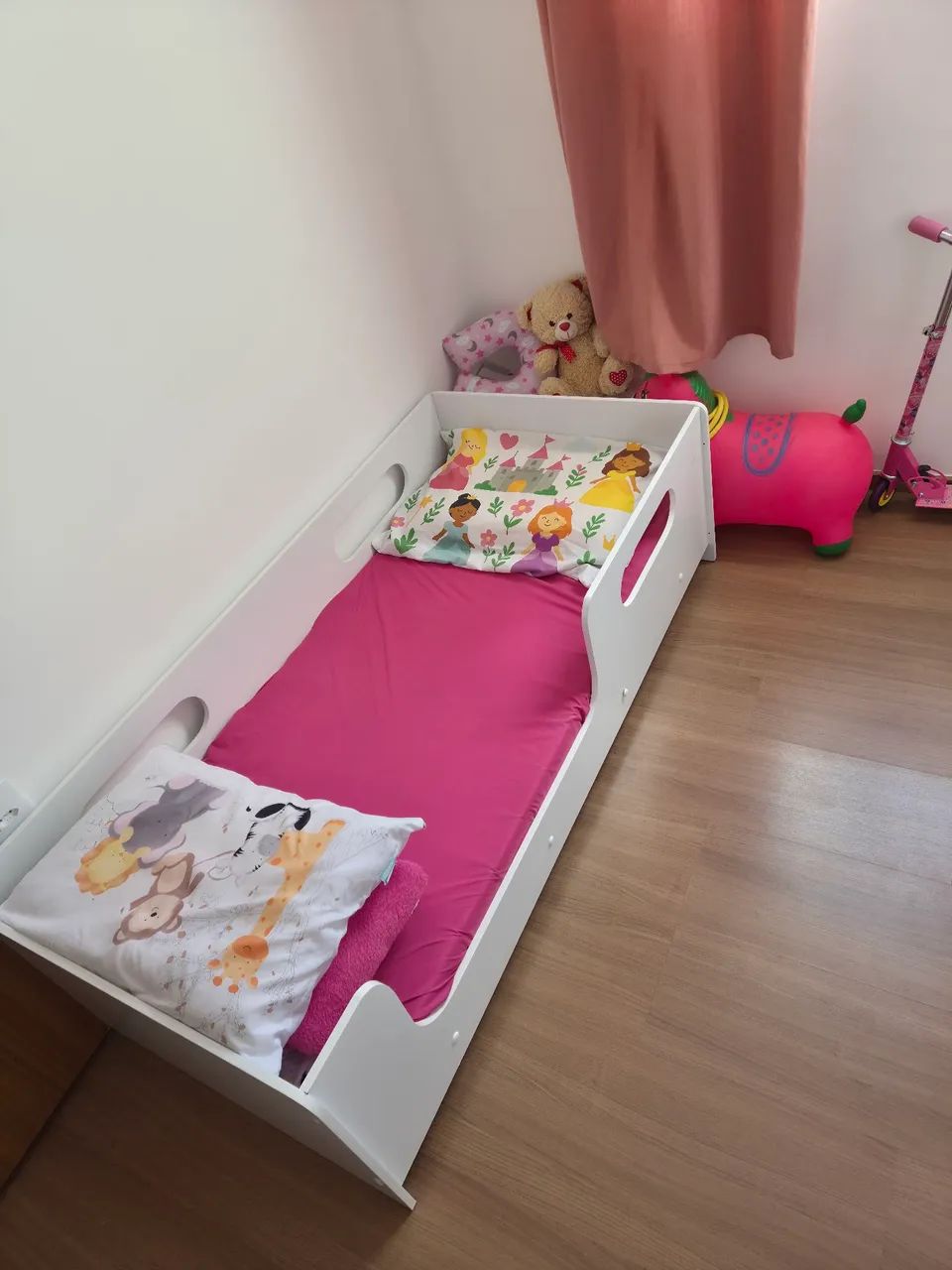 Cama infantil e organizador