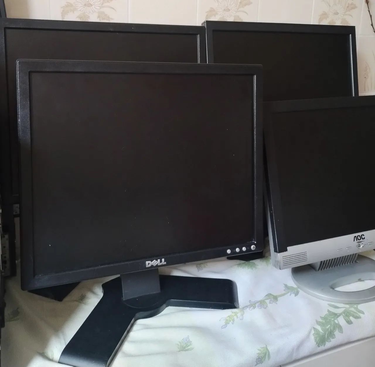 Lote de Monitores Dell e AOC