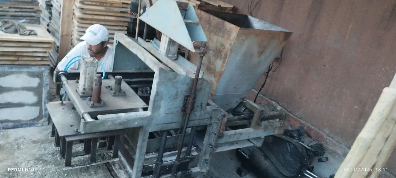 Máquina para fabricação de blocos