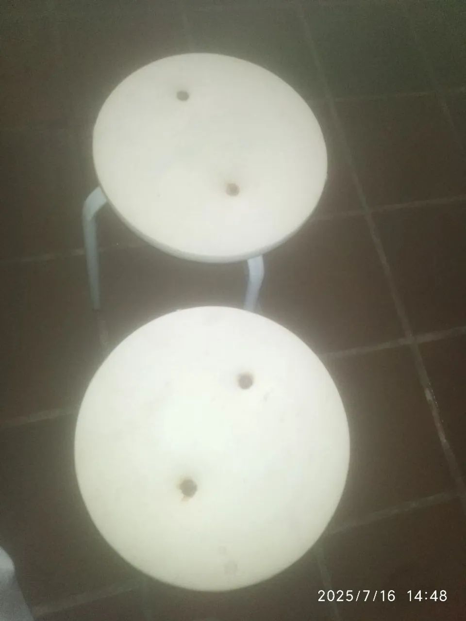 Dois bancos branco 